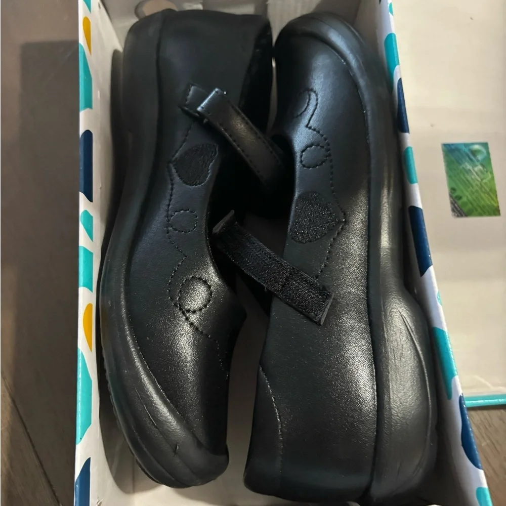 Classic Black Mary Jane Kids Shoes with Heart Detail Sz 5 Kids